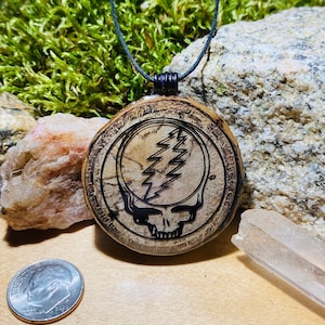 手作りのグレイトフル・デッドペンダント