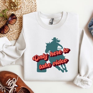 Sweat-shirt ras du cou Only Here To Tape - Graphique de rodéo amusant - Équipage de course de barils - Pull western unisexe Gildan - Cadeau pour une maman de concours équestre