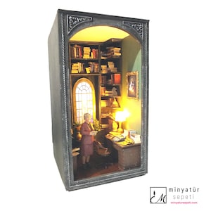 Agatha Christie Buchecke: Anpassbares Miniaturzimmer