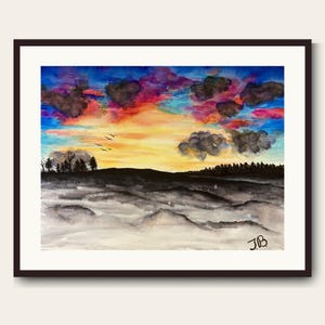 Könnte beinhalten: Ein Aquarellgemälde zeigt einen Sonnenuntergang mit leuchtend gelben, orangen und rosa Farbtönen am Himmel, kontrastiert durch dunkle, stimmungsvolle Wolken und die Silhouette eines Waldes. Im Vordergrund sind neblige Hügel zu sehen.