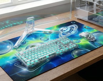 Könnte beinhalten: Eine transparente Tastatur, Maus und Monitorhalterung liegen auf einem Schreibtisch. Der Schreibtisch hat ein blau-grünes Mauspad im Galaxie-Design. Die Tastatur hat hellblaue Tasten. Die Maus ist ebenfalls transparent.