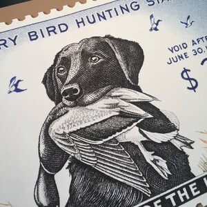Pode incluir: Uma ilustra&ccedil;&atilde;o em preto e branco de um c&atilde;o segurando um pato na boca. O c&atilde;o &eacute; um Labrador Retriever. A imagem est&aacute; em um selo vintage com o texto "ATORY BIRD HUNTING", "VERS", "AME", "VOID AFTER JUNE 30, 1960", "$3" e "E THE INTE".