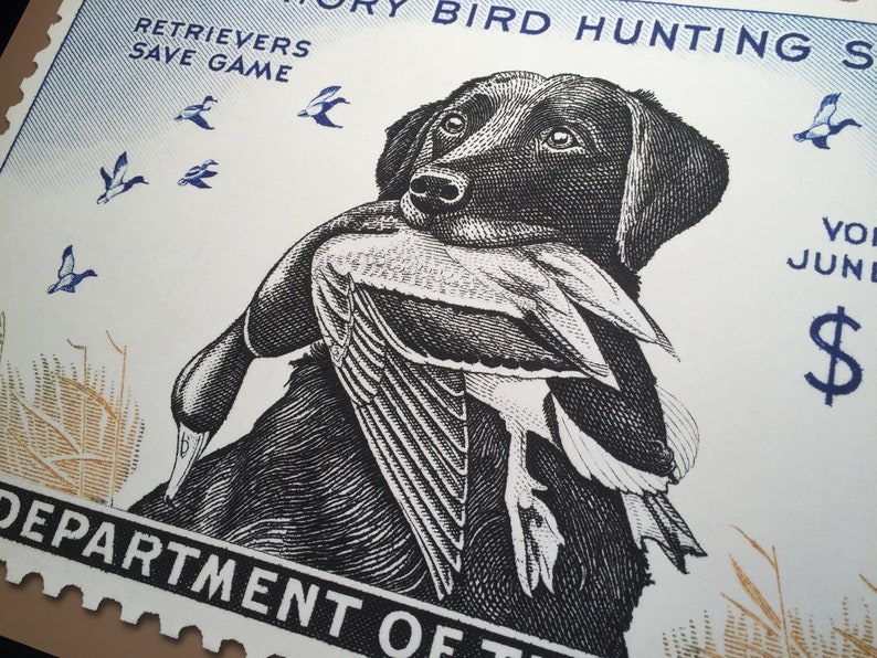 Pode incluir: Uma ilustra&ccedil;&atilde;o em preto e branco de um Labrador Retriever preto segurando um pato na boca. O selo apresenta o texto "Retrievers Save Game" e "Bird Hunting Stamps".