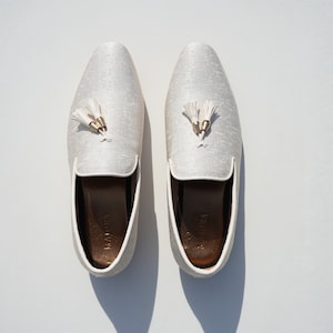 Juhu - Comfortable White Indian Mojaris for Men - Groom Wedding Shoes Indian Footwear