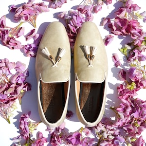 Udaipur - Comfortable Cream Indian Mojaris for Men - Groom Wedding Shoes