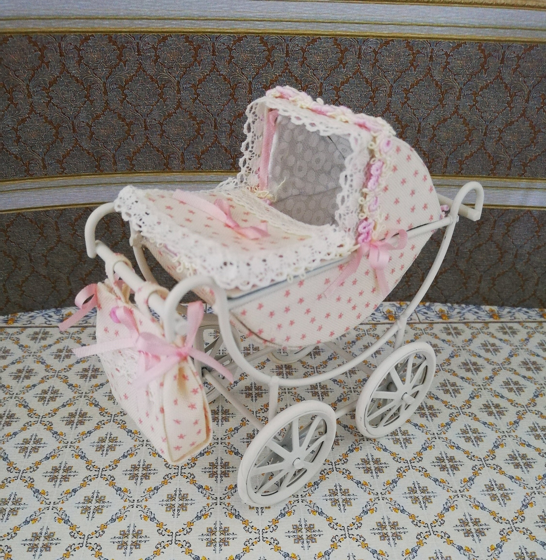 schwarz Miniatur Kinderwagen aus Metall Puppenstuben für 1:12 Puppenhaus schwarz Miniatur Kinderwagen aus Metall Puppenstuben für 1:12 Puppenhaus