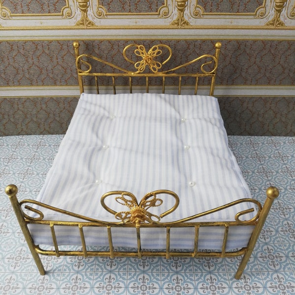 Lit et matelas miniatures en fer forgé, miniature, pour maison de poupée à l'échelle 1/12, modèle floral