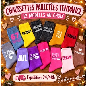 Könnte beinhalten: Zwölf Paar Glitzersocken in verschiedenen Farben wie Blau, Gelb, Schwarz, Orange, Rot, Grau, Lila, Pink und Braun. Jede Socke ist mit individuellen weißen oder pinken Schriftzügen wie SKIBIDI, JUL, BEBEW und J'AVOUUUUU bedruckt.