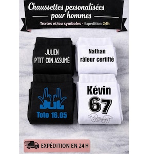 Peut inclure: Quatre paires de chaussettes personnalisées, deux noires et deux blanches. Chaque paire présente un nom et du texte ou des symboles. Les chaussettes noires ont du texte et des symboles bleus, les blanches ont du texte noir.