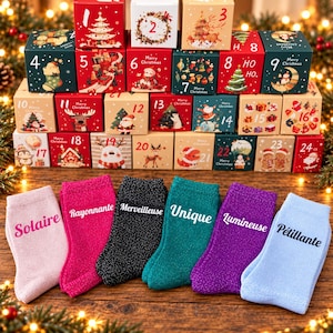 Peut inclure: Six paires de chaussettes pailletées rose clair, rose vif, noir, vert, violet et bleu clair, portant chacune le texte Solaire, Rayonnante, Merveilleuse, Unique, Lumineuse ou Pétillante, disposées devant un calendrier de l'Avent.