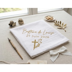 Peut inclure: Ensemble de trois mugs en céramique avec une finition mate et mouchetée. Les tasses sont de couleur crème, gris clair et gris foncé. Chaque mug a un design simple et minimaliste avec une anse arrondie.