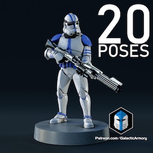 Puede incluir: Figura de acción blanca y azul de un soldado sosteniendo un rifle bláster. La figura está sobre una base gris, con el texto "20 POSES" en blanco. El logotipo y el sitio web de Galactic Armory son visibles.