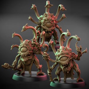 Può includere: Una collezione di tre figurine dettagliate di creature fantasy marroni. Ogni figura presenta un grande occhio centrale, molteplici occhi più piccoli sui tentacoli e un sorriso minaccioso. Sono su basi nere, mostrando un design intricato.
