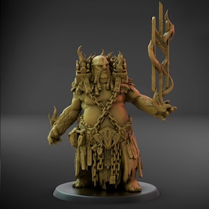 Puede incluir: Miniatura de fantasía de color beige de una figura humanoide musculosa, posiblemente un ogro o gigante, sosteniendo un bastón. La figura está adornada con cadenas, armadura y un taparrabos. La miniatura está sobre una base redonda, y el diseño sugiere un personaje de un juego de fantasía.