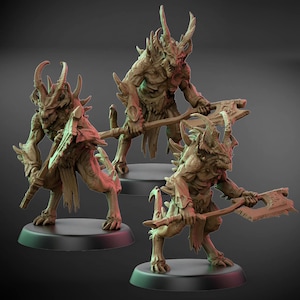 Può includere: Tre figurine dettagliate di creature rettiliane cornute con armi. Ogni figura è marrone con artigli affilati, corna e un'espressione minacciosa. Sono su basi circolari nere, tema fantasy o gioco da tavolo.