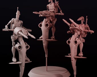 Peut inclure: Trois figurines de droïdes de combat brun clair, chacune montée sur un support vertical avec une base circulaire. Les droïdes sont dans diverses poses, avec des blasters et des détails mécaniques. Le site RPGFIGURES.COM est visible en bas.