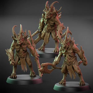 Puede incluir: Tres figuras de fantasía marrones de criaturas humanoides con cuernos y armas. Cada figura se encuentra sobre una base negra, mostrando una armadura detallada y expresiones amenazantes. Las figuras están posadas en una postura dinámica, lista para la batalla.