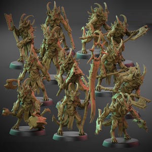 Puede incluir: Una colección de miniaturas de fantasía detalladas de color marrón claro. Cada figura posa con varias armas, incluyendo hachas, espadas y bastones con cuchillas. Las figuras tienen cuernos, garras y detalles similares a una armadura, sobre bases redondas.