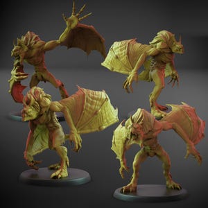 Puede incluir: Cuatro figuras detalladas de una criatura con alas de murciélago, garras afiladas y una expresión amenazante. Las figuras están en varias poses, con una paleta de colores de tonos amarillos, verdes y rojos. Cada figura está montada sobre una base circular gris oscuro.