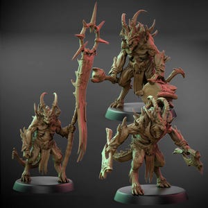 Puede incluir: Colección de tres figuras detalladas de criaturas fantásticas marrones. Cada figura tiene cuernos, garras y una expresión amenazante. Una sostiene un gran báculo puntiagudo, otras empuñan armas o escudos. Se alzan sobre bases circulares negras.