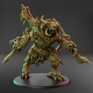 Puede incluir: Figura detallada de una criatura monstruosa con cuernos, armadura y armas. La figura es de color beige y se encuentra sobre una base circular negra. La criatura tiene una expresión amenazante y está en posición de batalla.