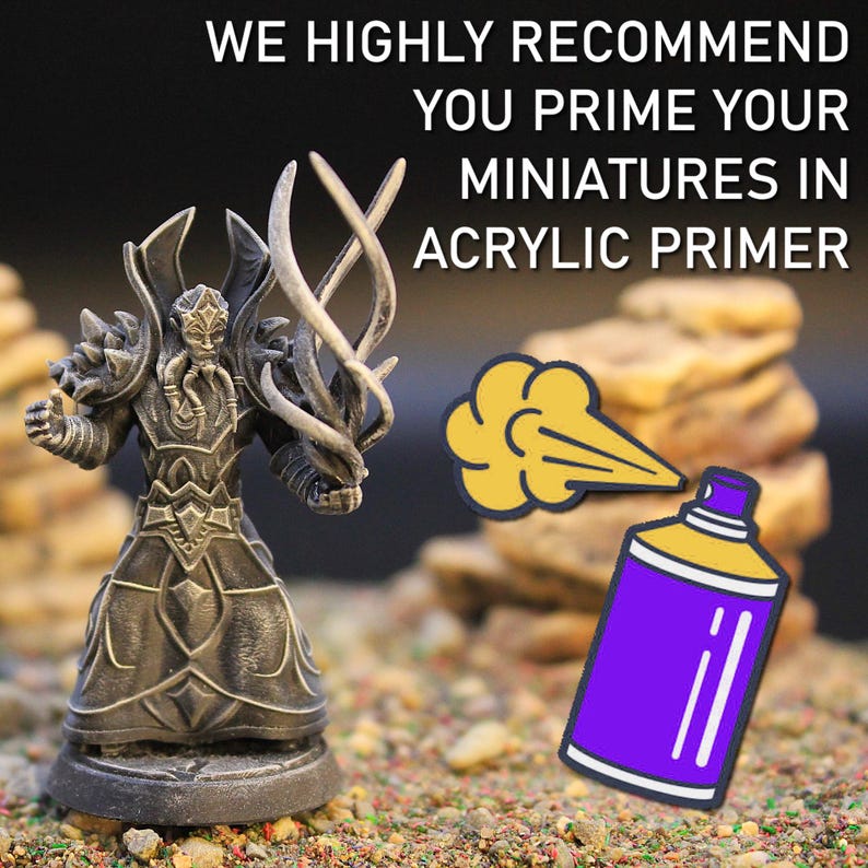 Op de afbeelding: Een gedetailleerde miniatuurfiguur van een fantasiekarakter met ingewikkelde bepantsering en een staf. De afbeelding bevat de tekst: "WIJ RADEN U TEN ZEERSTE AAN UW MINIATUREN IN ACRYL PRIMER TE GRONDEN", samen met een afbeelding van een spuitbus.
