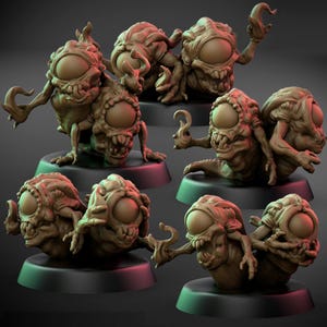 Puede incluir: Una colección de figuras de monstruos ciclópeos marrones y grotescos. Cada figura tiene un ojo grande y central, una boca abierta y múltiples extremidades. Están posadas sobre pequeñas bases negras redondas, con un fondo oscuro.