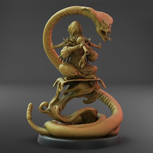 Può includere: Scultura dettagliata di una figura che suona il flauto, seduta sopra un cobra stilizzato. Il cappuccio del cobra si curva sopra la testa della figura. La scultura è di un caldo colore dorato, con dettagli intricati.