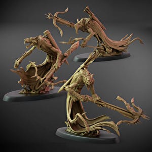 Könnte beinhalten: Drei detaillierte, beige-farbene Fantasy-Kreaturen-Figuren, jeweils auf einem schwarzen ovalen Sockel. Die Kreaturen haben ein skelettartiges Aussehen mit länglichen Gliedmaßen und Waffen. Sie sind in fließendem Stoff drapiert, was Bewegung und Action suggeriert.