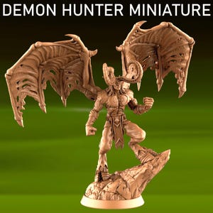 Puede incluir: Una figura en miniatura de cazador de demonios de color marrón claro con grandes alas detalladas y cuernos. La figura está posada sobre una base rocosa, con el texto "DEMON HUNTER MINIATURE" en la parte superior. La figura está esculpida con detalles intrincados.