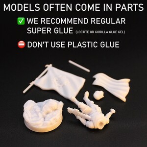 Op de afbeelding: Witte plastic modelbouwkit onderdelen, waaronder een figuur, vlag en basis, liggen op een donkere ondergrond. De tekst adviseert het gebruik van secondelijm en het vermijden van plastic lijm. De tekst bovenaan luidt "MODELLEN KOMEN VAAK IN ONDERDELEN."