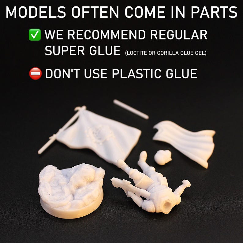 Op de afbeelding: Witte plastic modelbouwkit onderdelen, waaronder een figuur, vlag en basis, liggen op een donkere ondergrond. De tekst adviseert het gebruik van secondelijm en het vermijden van plastic lijm. De tekst bovenaan luidt "MODELLEN KOMEN VAAK IN ONDERDELEN."