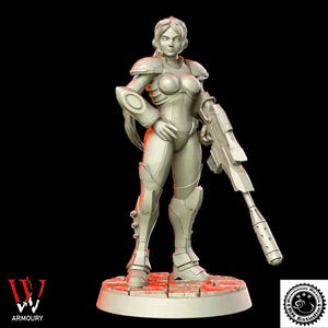 Peut inclure: Figurine détaillée, de couleur gris clair, représentant une guerrière en armure futuriste, tenant un fusil. La figurine est posée sur une base texturée. L'image a un fond sombre et inclut le logo "W Armoury".