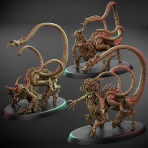 Puede incluir: Tres figuras detalladas de criaturas fantásticas marrones con colas de escorpión y cuerpos superiores humanoides. Cada figura está sobre una base circular negra. Las criaturas tienen múltiples extremidades y superficies texturizadas, para juegos de rol.