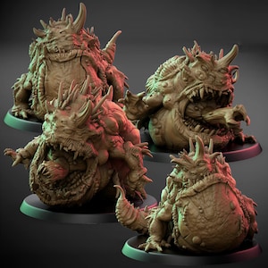 Puede incluir: Cuatro figuras detalladas de criaturas fantásticas marrones con cuernos, púas y bocas abiertas, cada una sobre una base redonda. Las criaturas tienen una apariencia rugosa y texturizada, con dientes y garras visibles, lo que sugiere un tema monstruoso.