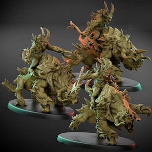 Puede incluir: Cuatro miniaturas de fantasía detalladas, de color verde oliva. Cada una presenta una criatura con cuernos montada por un guerrero con un arma. Las criaturas tienen una armadura texturizada y están montadas sobre bases ovaladas negras. Las figuras están posadas dinámicamente.
