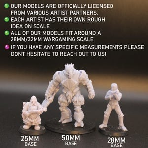 Op de afbeelding: Drie onbeschilderde miniatuurbeeldjes van fantasiekarakters. De beeldjes staan op zwarte bases, met basisafmetingen van 25 mm, 50 mm en 28 mm. Tekst bovenaan de afbeelding vermeldt dat de modellen officieel gelicentieerd zijn en passen in een 28 mm/32 mm wargaming-schaal.