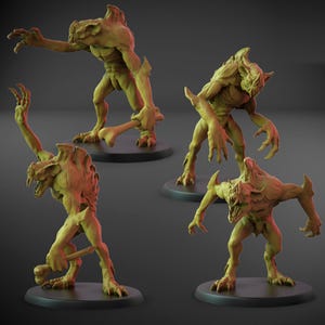 Può includere: Quattro figurine dettagliate di mostri giallo-verdi in varie pose. Ogni creatura ha una forma umanoide con artigli affilati, una testa cornuta e un'espressione minacciosa. Una figura tiene un osso. Le figurine sono su basi circolari nere.