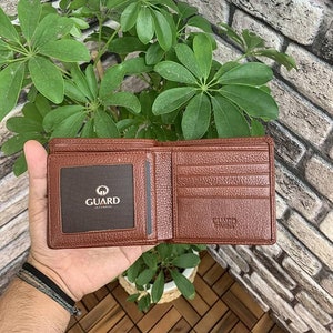Cartera triple de piel auténtica suave para hombre en colores marrón y tostado. Disponible en stock y lista para enviar el mismo día o el día siguiente. Colección otoño/verano.