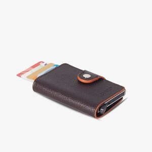 Tarjetero automático de cuero con mecanismo de liberación fácil de tarjetas y estuche rígido. Disponible listo para enviar el mismo día o el día siguiente. Colección de verano