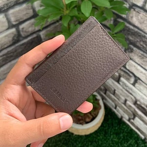 Tarjetero informal de piel fino para uso diario, 10 ranuras para tarjetas, color marrón. Disponible en stock, listo para enviar el mismo día o el día siguiente. Colección otoño/verano