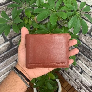 Cartera clásica minimalista de cuero con tres pliegues para hombre. Disponible en colores negro, marrón, azul marino y tostado. Disponible para envío el mismo día o el día siguiente.