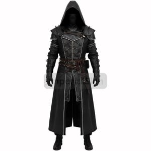 Könnte beinhalten: Ein schwarzes Kapuzenkostüm mit Lederdetails, Schulterschutz und einem braunen Gürtel. Das Outfit umfasst weiße Verzierungen, Handschuhe und Stiefel, die einen mittelalterlichen oder Fantasy-Stil hervorrufen.