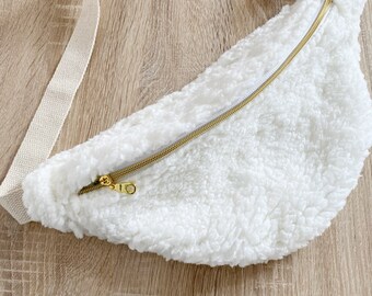 Le sac banane en moumoute blanche