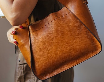 Handmade Full Grain Leather Bag: Elegant Italian Handbag