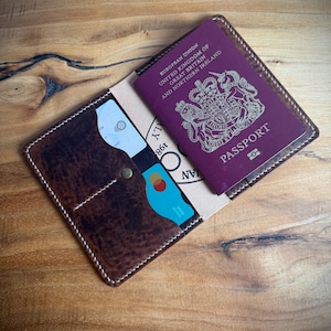Cartera para pasaporte - Piel de concha Rocado azul marino Cordovan y piel de Amazzonia marrón - Hecha a mano - Cosida a mano - Fabricada en el Reino Unido