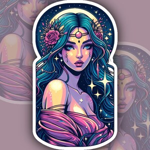 Op de afbeelding: Een sticker met een gestileerde illustratie van een vrouw met lang, blauwgroen haar, versierd met een bloemenkrans en een hemelse achtergrond. De vrouw heeft blauwe ogen en draagt een roze en paars kledingstuk. Sterren en hemelse elementen zijn verwerkt.