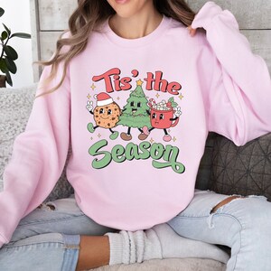 Bluza z kapturem Tis The Season, Bluza świąteczna, Bluza z okrągłym dekoltem świątecznym, Groovy Christmas, Bluza z kapturem retro Christmas, Retro Cartoon Christmas