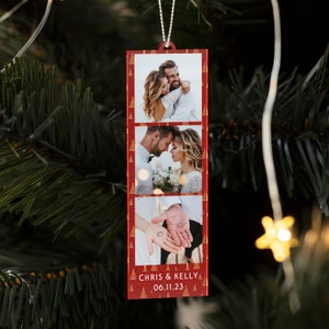 K&ouml;nnte beinhalten: Roter Weihnachtsbaumschmuck im Fotoautomaten-Stil mit drei Fotos eines Paares. Der Schmuck hat ein goldenes Muster aus Weihnachtsb&auml;umen und den Text "Chris & Kelly 06.11.23".
