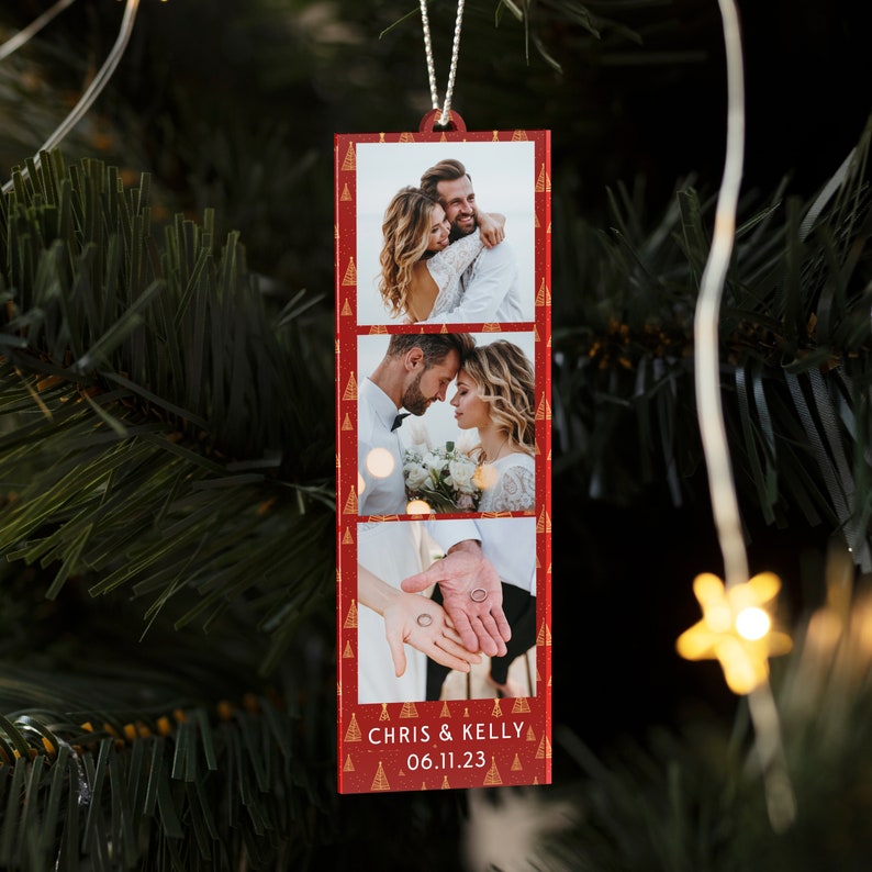 K&ouml;nnte beinhalten: Roter Weihnachtsbaumschmuck im Fotoautomaten-Stil mit drei Fotos eines Paares. Der Schmuck hat ein goldenes Muster aus Weihnachtsb&auml;umen und den Text "Chris & Kelly 06.11.23".